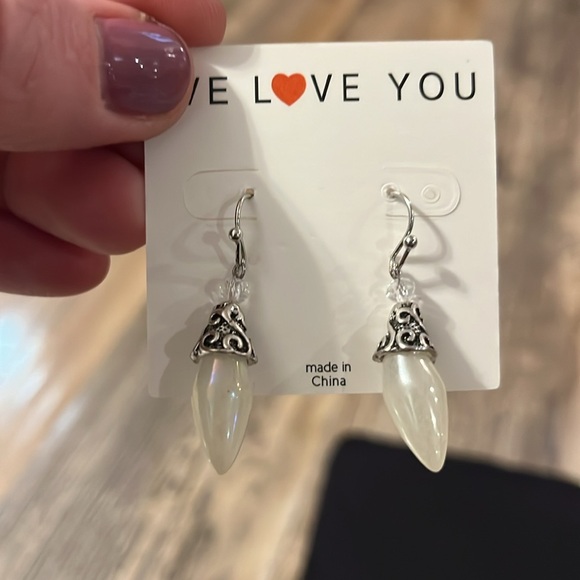 🍁NWOT Silver Iridescent Dangle Earrings - Picture 2 of 3